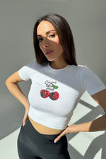 Załaduj obraz do przeglądarki galerii, Krótki dopasowany t-shirt nadruk CHERRY - biały
