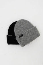 Załaduj obraz do przeglądarki galerii, Czapka wełniana BEANIE - czarna - Chiara Wear
