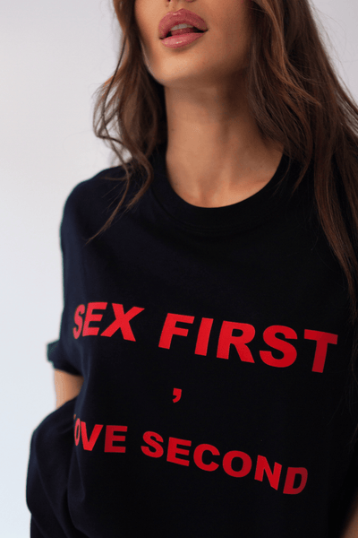 T-shirt bawełniany oversize SEX FIRST - czarny - Chiara Wear