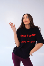 Załaduj obraz do przeglądarki galerii, T-shirt bawełniany oversize SEX FIRST - czarny - Chiara Wear
