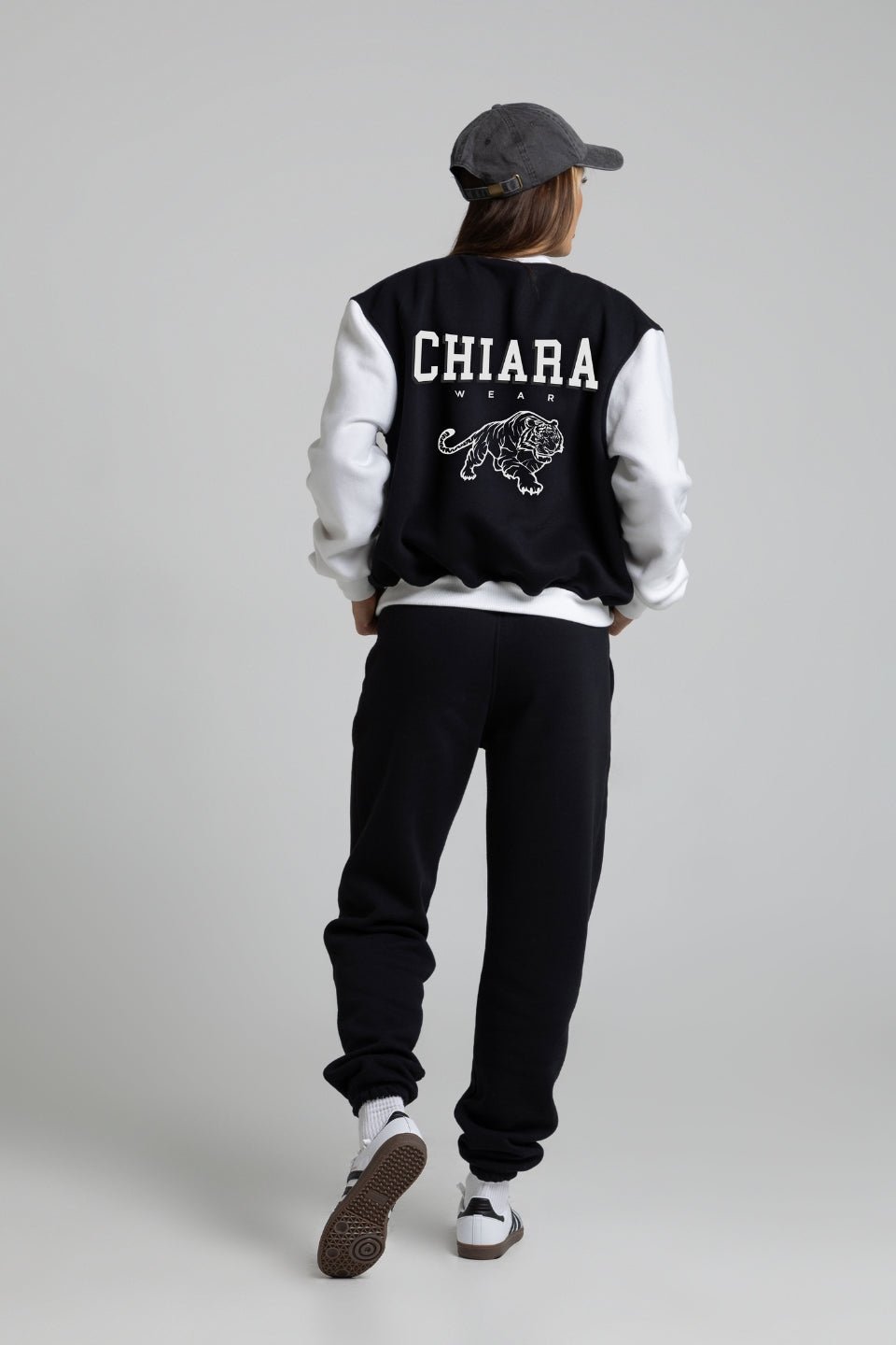 Bejsbolówka dwukolorowa haft CHIARA - czarno-biała - Chiara Wear