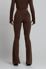 Załaduj obraz do przeglądarki galerii, Długie dopasowane spodnie FLARE - brązowy - Chiara Wear
