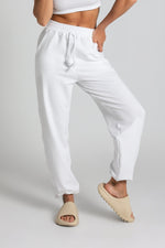 Załaduj obraz do przeglądarki galerii, Komplet dresowy top + spodnie - biały - Chiara Wear
