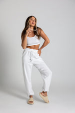 Load image into Gallery viewer, Komplet dresowy top + spodnie - biały - Chiara Wear
