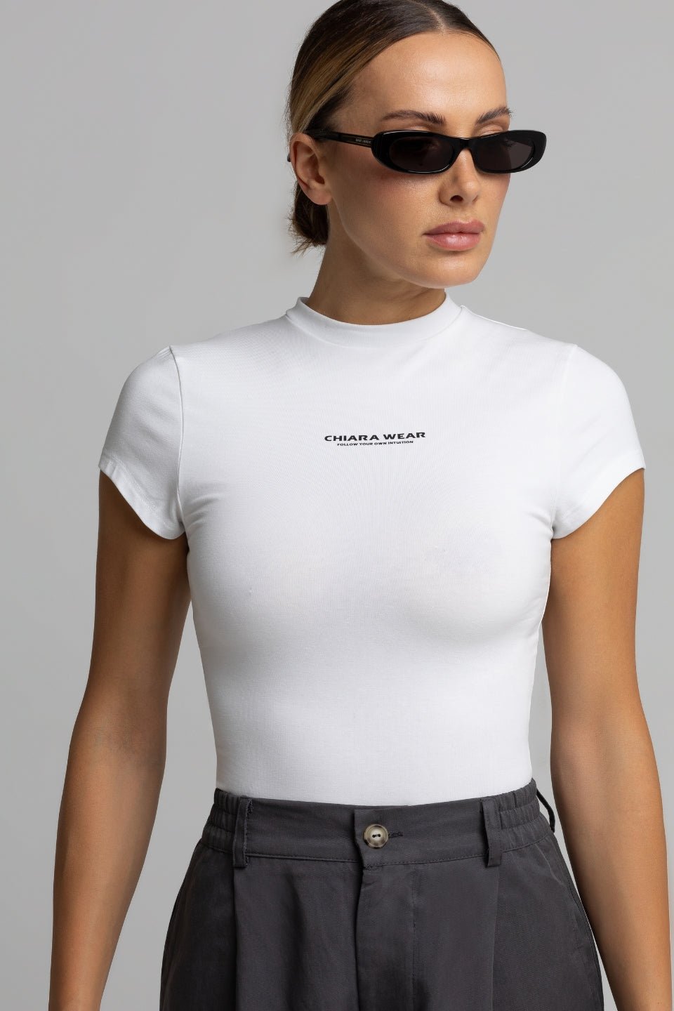 Krótki dopasowany t-shirt nadruk CHIARA - biały - Chiara Wear