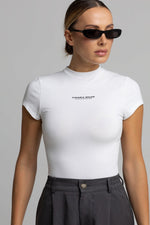 Załaduj obraz do przeglądarki galerii, Krótki dopasowany t-shirt nadruk CHIARA - biały - Chiara Wear
