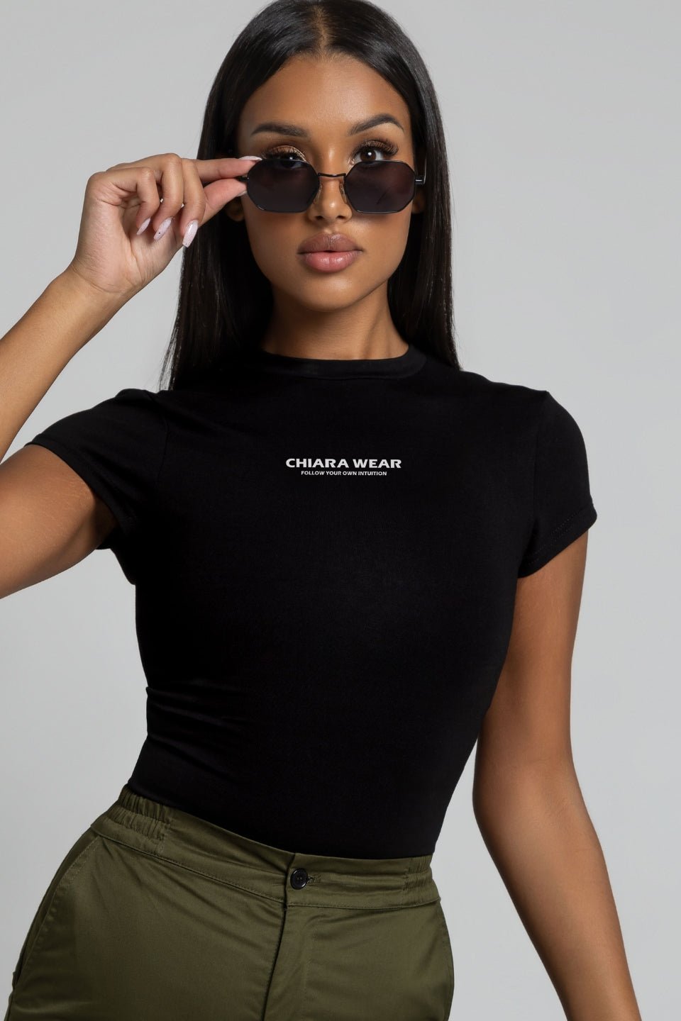 Krótki dopasowany t-shirt nadruk CHIARA - czarny - Chiara Wear