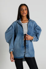 Załaduj obraz do przeglądarki galerii, Kurtka jeansowa oversize LIMA - niebieski - Chiara Wear
