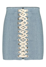Załaduj obraz do przeglądarki galerii, Spódniczka jeansowa mini wiązana SAINT - niebieski - Chiara Wear
