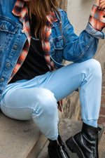 Załaduj obraz do przeglądarki galerii, Spodnie dresowe damskie CHIARA - jasnoniebieski - Chiara Wear

