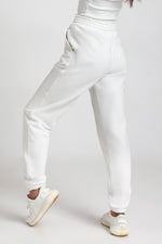 Załaduj obraz do przeglądarki galerii, Spodnie dresowe joggery - biały - Chiara Wear
