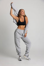 Załaduj obraz do przeglądarki galerii, Spodnie dresowe joggery damskie - szary - Chiara Wear
