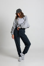 Załaduj obraz do przeglądarki galerii, Spodnie dresowe joggery - granatowy - Chiara Wear
