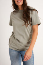 Load image into Gallery viewer, T-shirt classic OLIVE - oliwkowy - Chiara Wear
