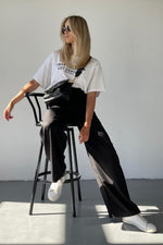Załaduj obraz do przeglądarki galerii, T-shirt damski oversize PRAY - biały - Chiara Wear

