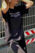 Załaduj obraz do przeglądarki galerii, T-shirt damski oversize PRAY - czarny - Chiara Wear
