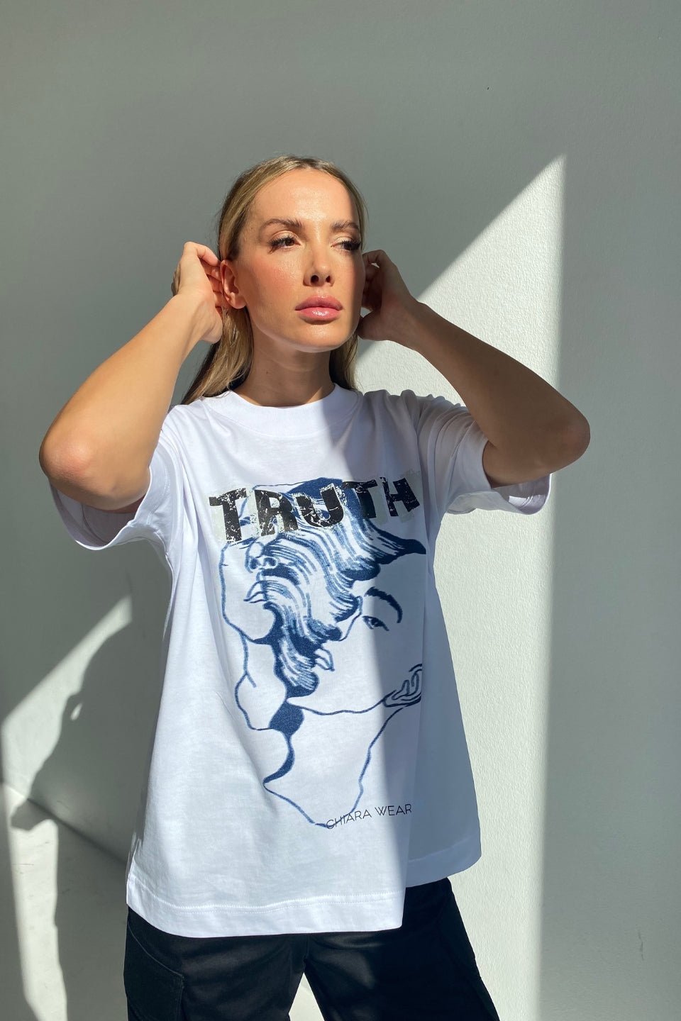 T-shirt damski oversize TRUTH - biały - Chiara Wear