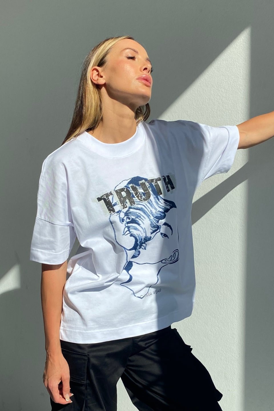 T-shirt damski oversize TRUTH - biały - Chiara Wear