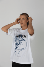 Załaduj obraz do przeglądarki galerii, T-shirt damski oversize TRUTH - biały - Chiara Wear
