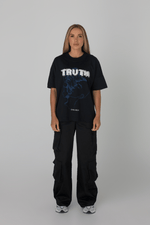 Załaduj obraz do przeglądarki galerii, T-shirt damski oversize TRUTH - czarny - Chiara Wear

