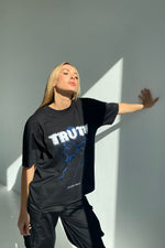 Load image into Gallery viewer, T-shirt damski oversize TRUTH - czarny - Chiara Wear
