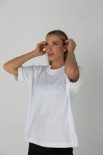 Załaduj obraz do przeglądarki galerii, T-shirt damski oversize unisex - biały - Chiara Wear
