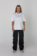 Load image into Gallery viewer, T-shirt damski oversize unisex - biały - Chiara Wear
