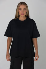 Załaduj obraz do przeglądarki galerii, T-shirt damski oversize UNISEX - czarny - Chiara Wear
