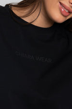 Załaduj obraz do przeglądarki galerii, T-shirt krótki CROP TOP - czarny - Chiara Wear
