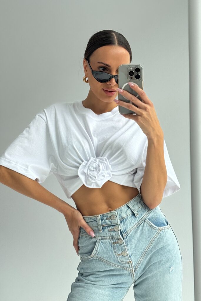 T-shirt crop top z różą ROSE – biały