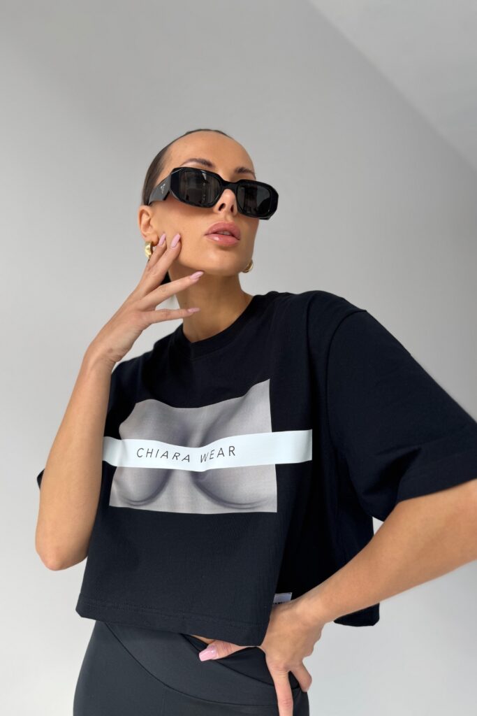 T-shirt crop top FREE BOOBIES – czarny